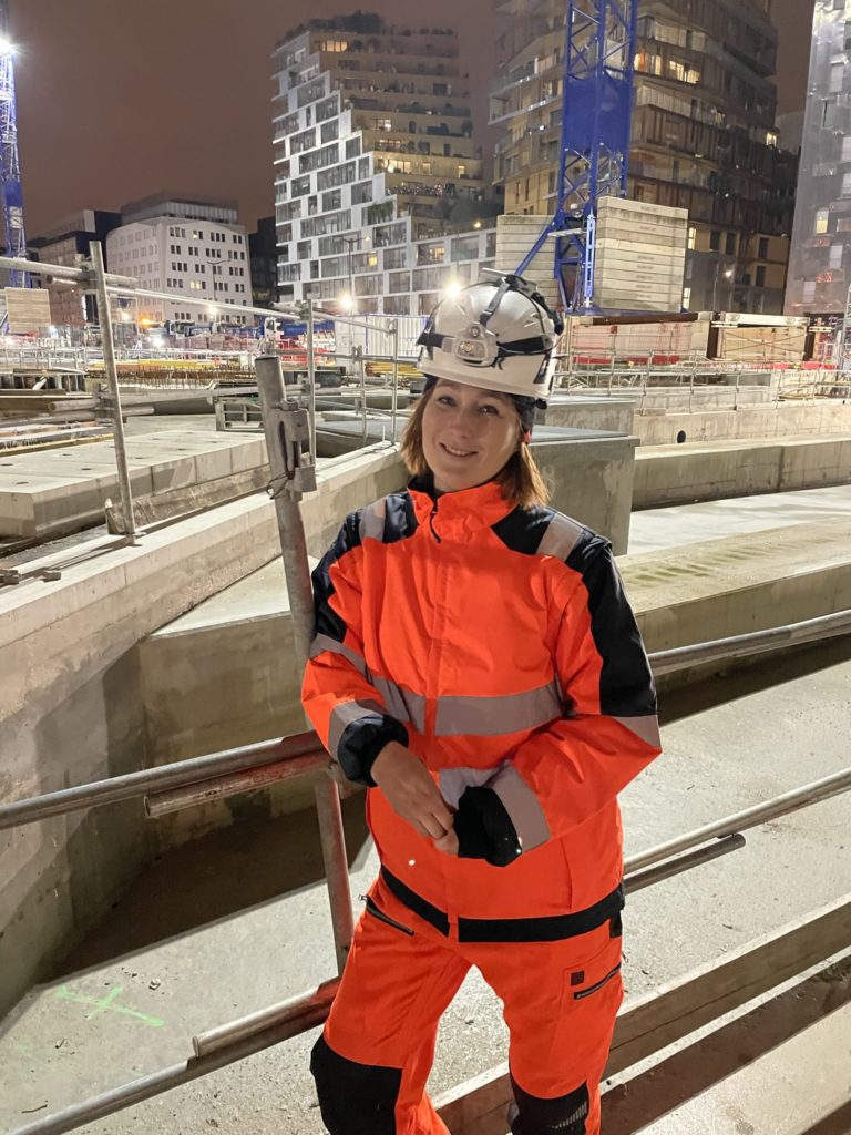 Alexia LEBEN, Directrice d'Agence Paris et IDF chez BOAS en mission sur un chantier.