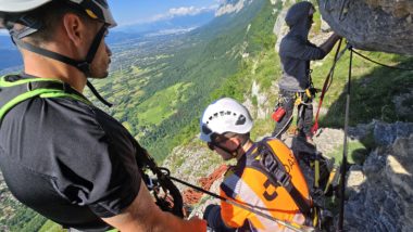 Ingénieurs en ouvrages d'art en pleine formation de cordiste pour effectuer des travaux sur cordes dans les alpes vers grenoble
